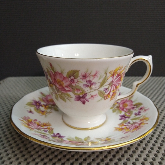 Vintage Colclough Bone China Cup And Saucer, Creamer, Sugar Bowl Mad in England - Picture 2 of 13